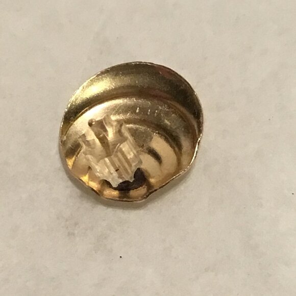 Very lovely 14K gold shell like etched stud earrings - Picture 3 of 12